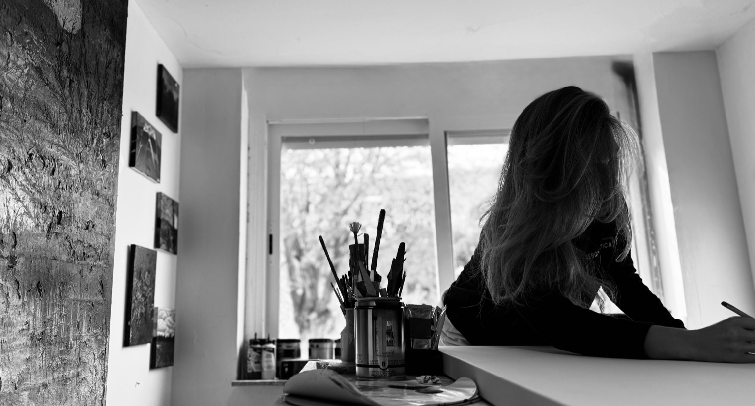 Xenia pintando en su taller